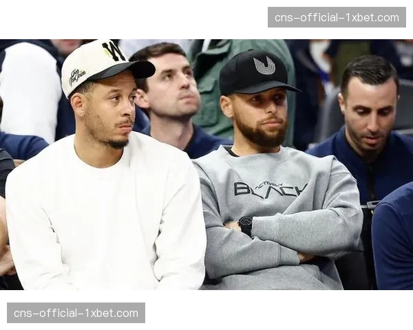 特写:斯蒂芬·库里在球员通道与年轻球迷完成每日固定的击掌仪式 特写:斯蒂芬·库里在球员通道与年轻球迷完成每日固定的击掌仪式