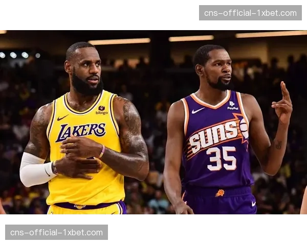 特写：终场哨响，詹姆斯与杜兰特拥抱致意，镜头记录两位老将的低声交谈