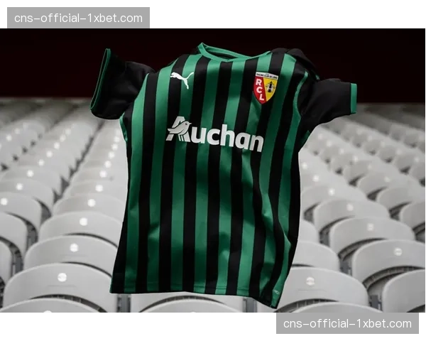 为庆祝俱乐部成立百年,朗斯主场展出历代经典球衣 为庆祝俱乐部成立百年,朗斯主场展出历代经典球衣